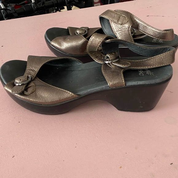 Dansko Dillon June Strappy Comfort Sandals Size 38 Women’s 7 Metallic Pewter - Picture 6 of 13